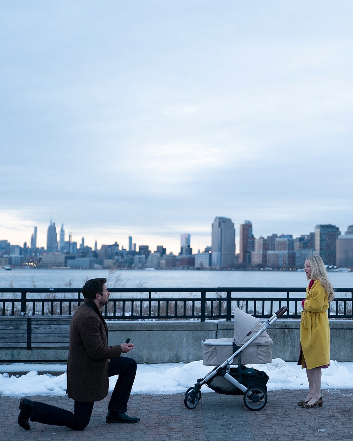 Fotograma de 'La Asistenta' en el que Andrew le pide matrimonio a Nina.