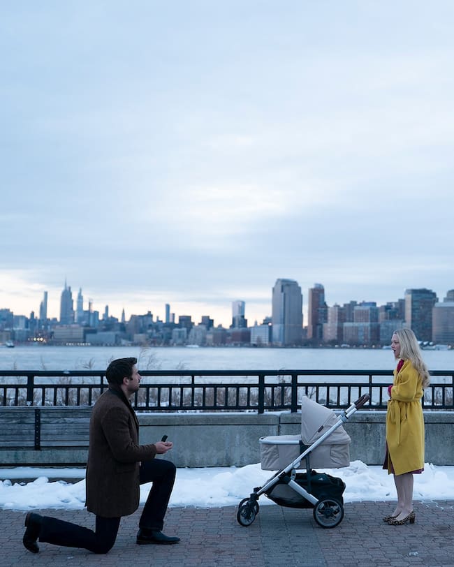 Fotograma de 'La Asistenta' en el que Andrew le pide matrimonio a Nina.