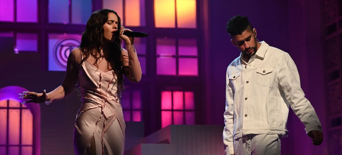 Rosalía y Bad Bunny en SATURDAY NIGHT LIVE cantando 'La noche de anoche'