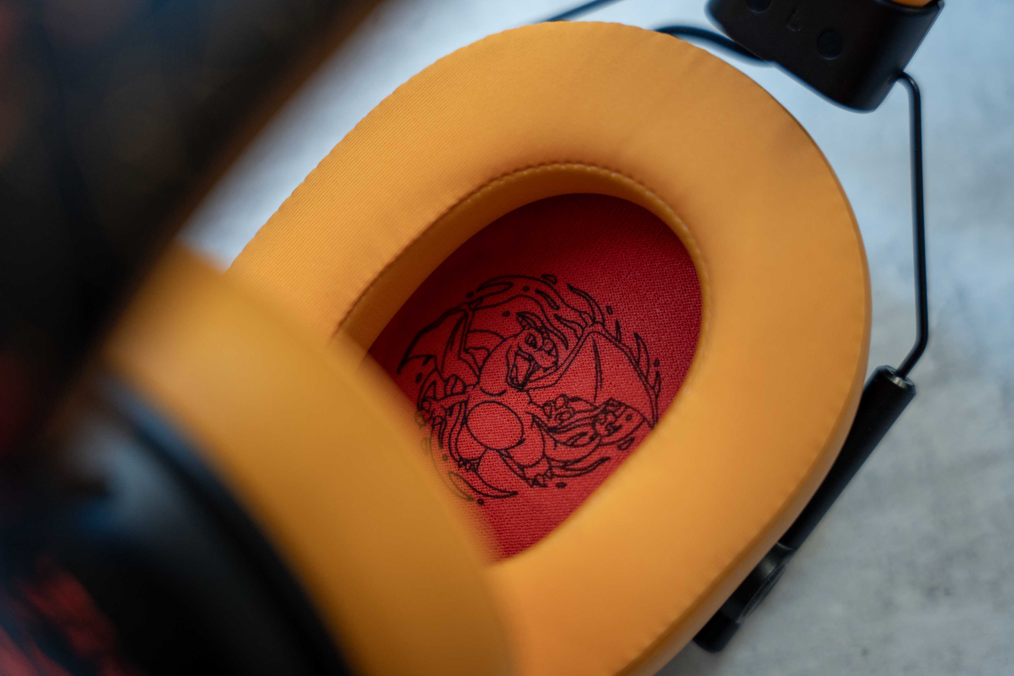 Razer viste de fuego sus BlackShark V3 X HyperSpeed con la nueva edición Charizard