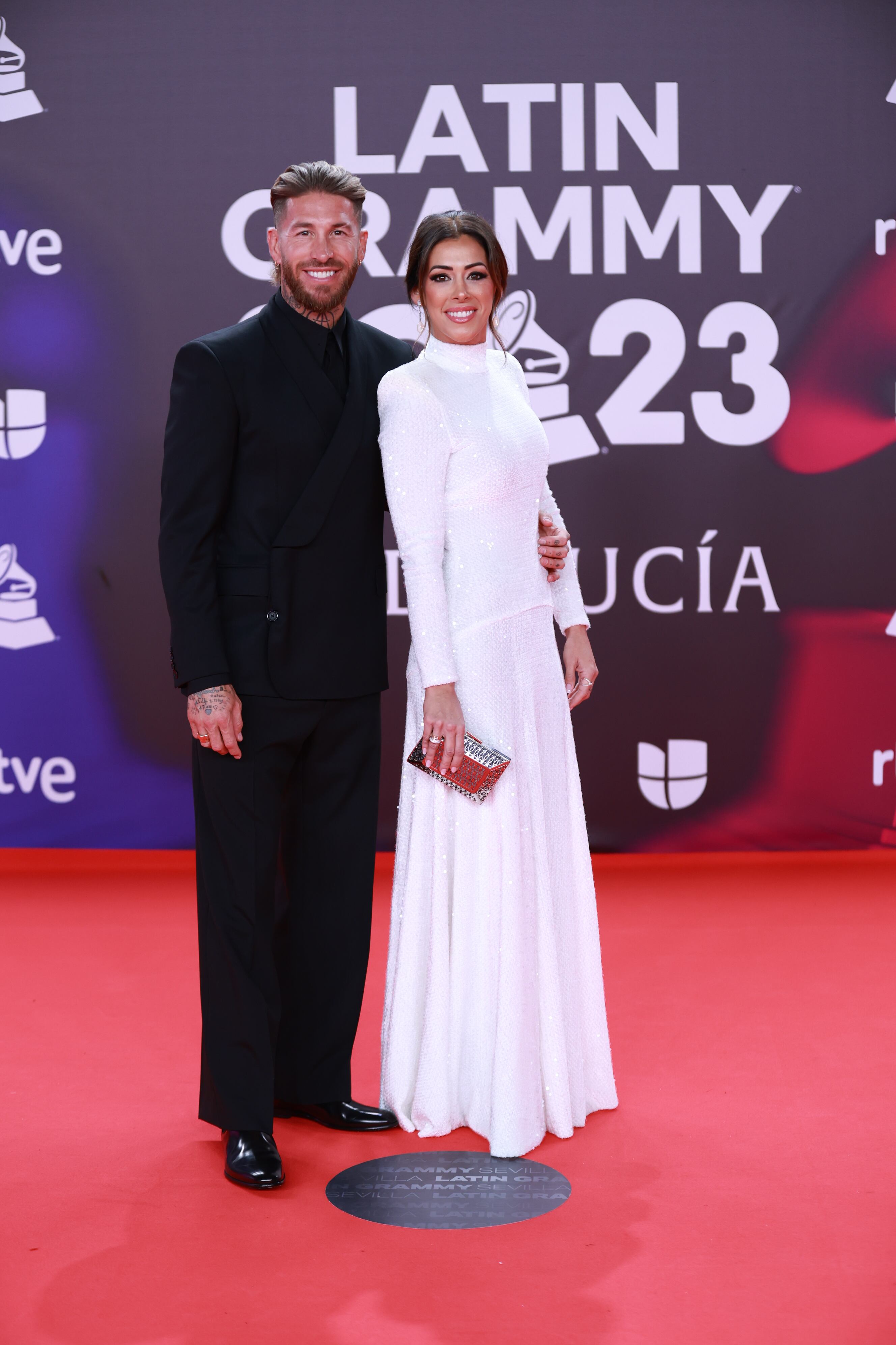 Sergio Ramos ha disfrutado de amigos como Maluma estos días por Sevilla y no podía perderse la gala en la que además, era encargado de entregar algún premio. Eso sí, no acudió con Pilar Rubio sino con su hermana Miriam.