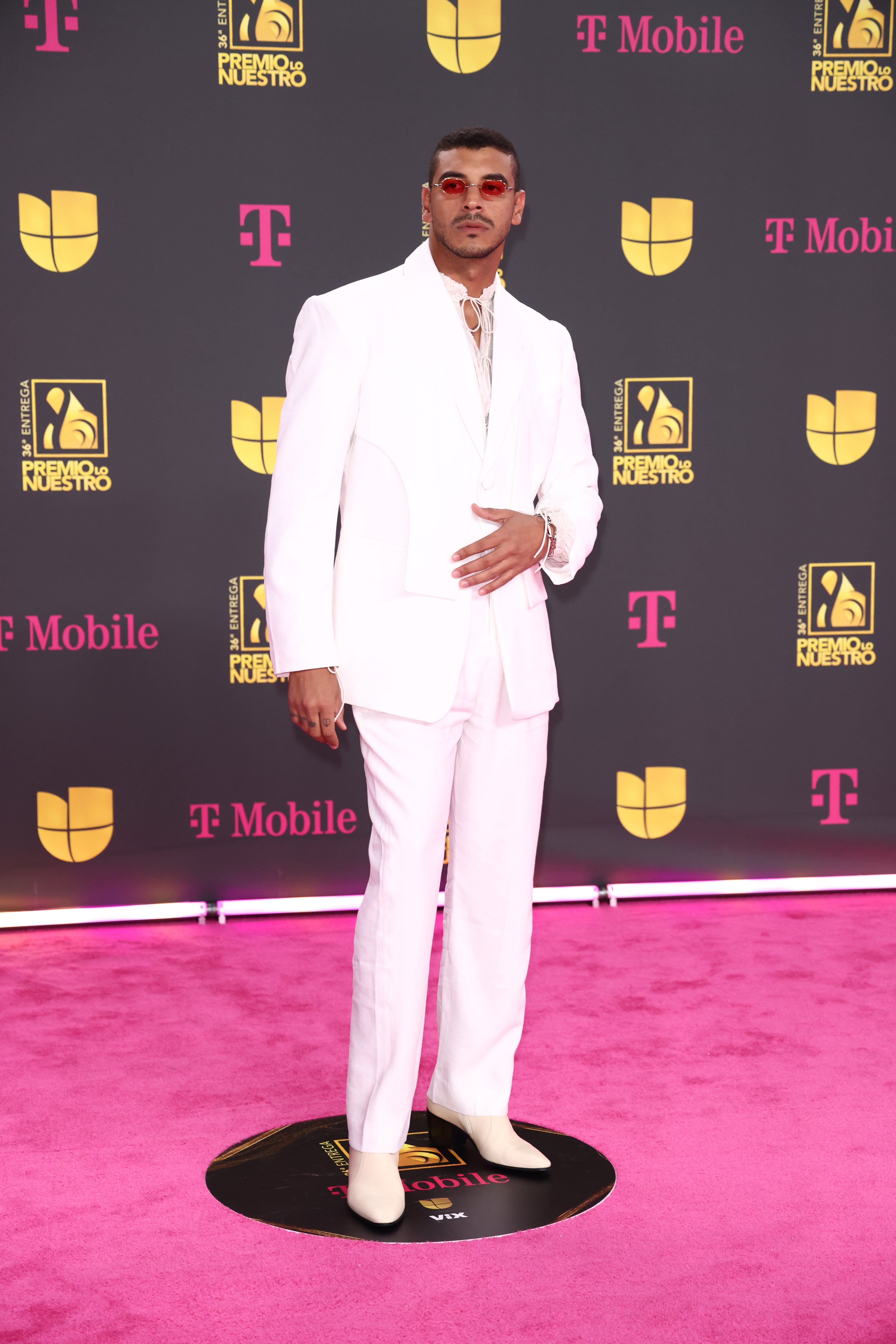 No hay negro sin blanco y encontramos los dos colores muy presentes en la alfombra magenta de Premio Lo Nuestro. Manuel Medrano fue uno de los que escogió un traje de esos que dan luz.