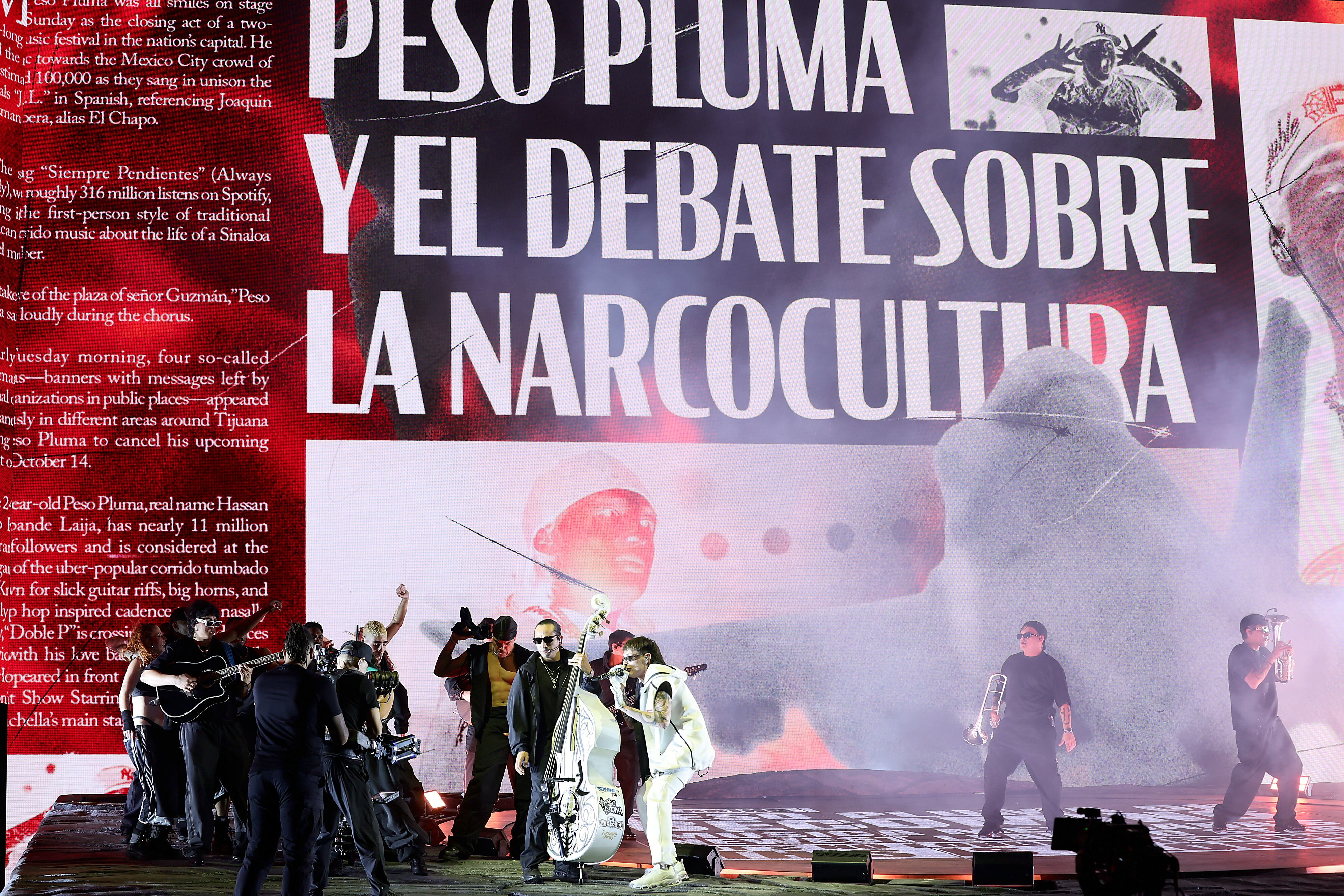 Antes de salir al escenario pudimos ver imágenes de noticiarios hablando del narcocorrido y esas acusaciones que recibe por apoyar una música que, según algunos, hace apología del narcotráfico. Unas acusaciones que hicieron que su concierto en Viña del Mar fuera cancelado. "Lo que viene es el crecimiento: algunos de nosotros crecemos en la luz. Reflejamos el entorno que nos rodea. Reflejamos la oportunidad que se nos brinda. Pero para otros, crecen en las sombras, donde lo que haces es lo que te define", se oía en el vídeo con la voz de Morgan Freeman.