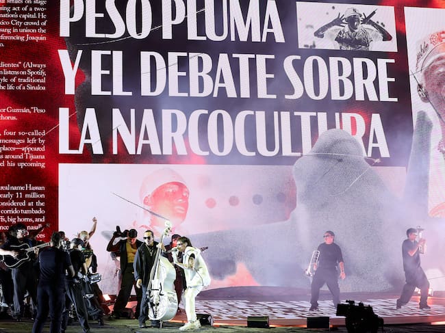 Antes de salir al escenario pudimos ver imágenes de noticiarios hablando del narcocorrido y esas acusaciones que recibe por apoyar una música que, según algunos, hace apología del narcotráfico. Unas acusaciones que hicieron que su concierto en Viña del Mar fuera cancelado. "Lo que viene es el crecimiento: algunos de nosotros crecemos en la luz. Reflejamos el entorno que nos rodea. Reflejamos la oportunidad que se nos brinda. Pero para otros, crecen en las sombras, donde lo que haces es lo que te define", se oía en el vídeo con la voz de Morgan Freeman.