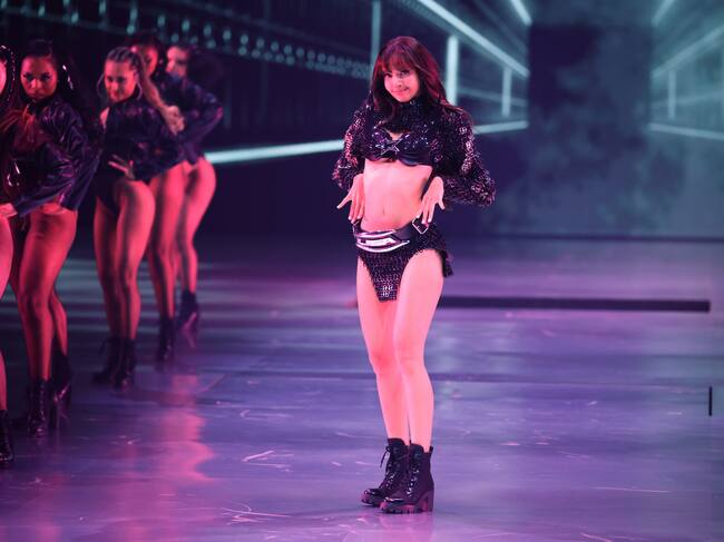 Esa motorista no era otra que Lisa que llegó así al escenario que pisó en dos ocasiones. Abrió un desfile con música y temas como Rockstar o Moonlit Floor. La primera de varias mujeres cantantes que monopolizaron el desfile sin dar opción a los artistas masculinos como en otras ocasiones.