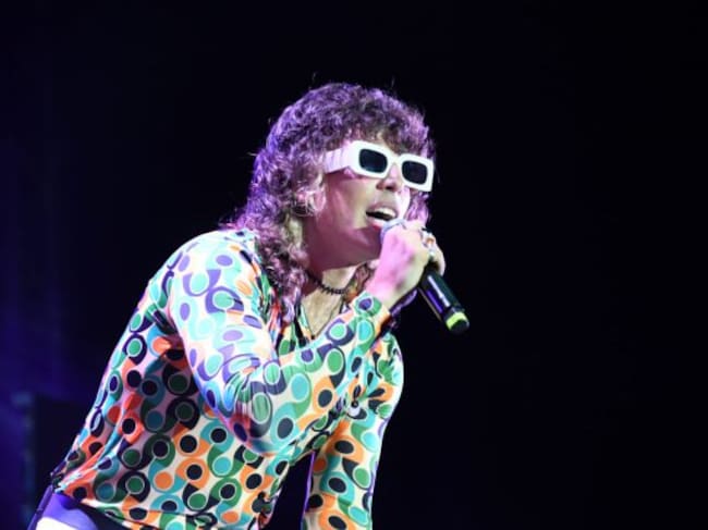 Leo Rizzi, con su caleidoscópico y original look en LOS40 Playa Pop.