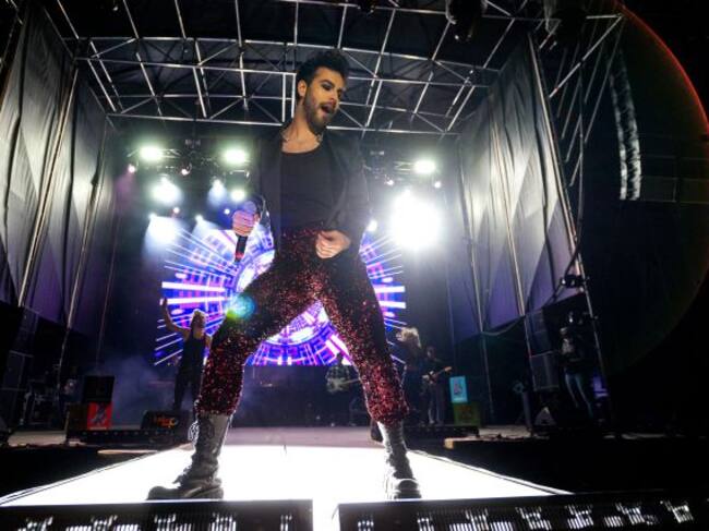 Agoney durant la seva performance a l'escenari