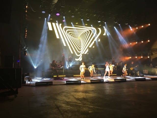 Aitana ensayando junto a los músicos y los bailarines