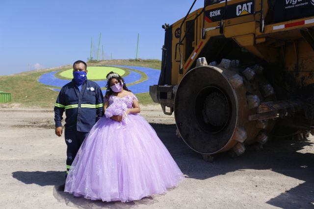 La quinceañera también se tomó una foto con su papá