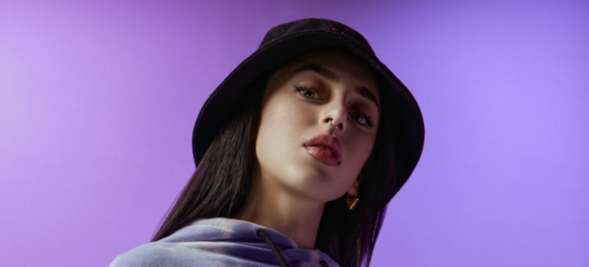 Nicki Nicole en una sesión de fotos