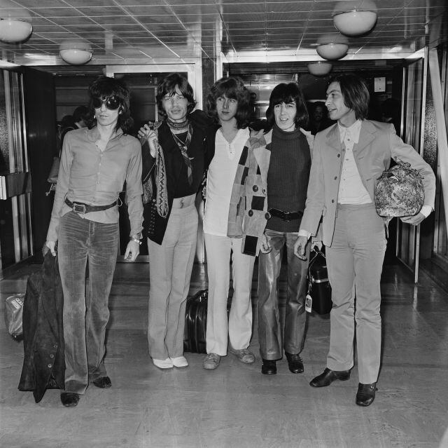 The Rolling Stones llegando al aeropuerto de Heathrow, Londres, el 17 de octubre de 1969.