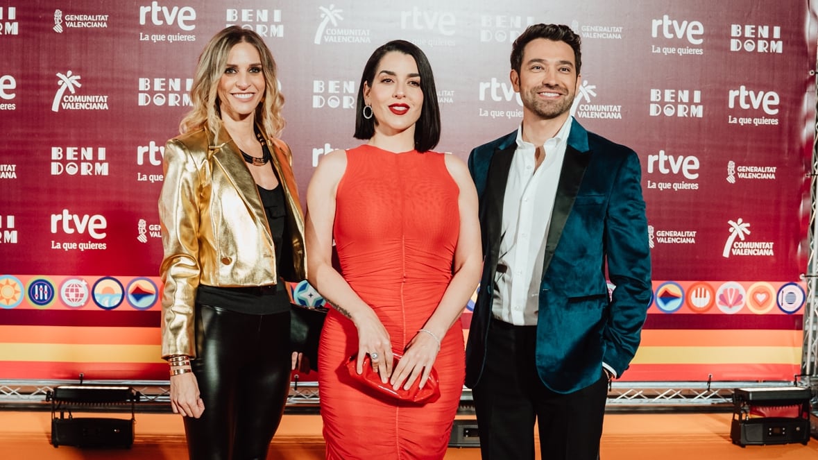 Los presentadores del Benidorm Fest 2024, fotografiados en la alfombra naranja. De izquierda a derecha: Ana Prada, Ruth Lorenzo y Marc Calderó.