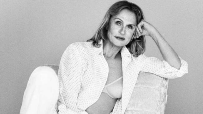 Lauren Hutton posa así de relajada / Youtube / Calvin Klein