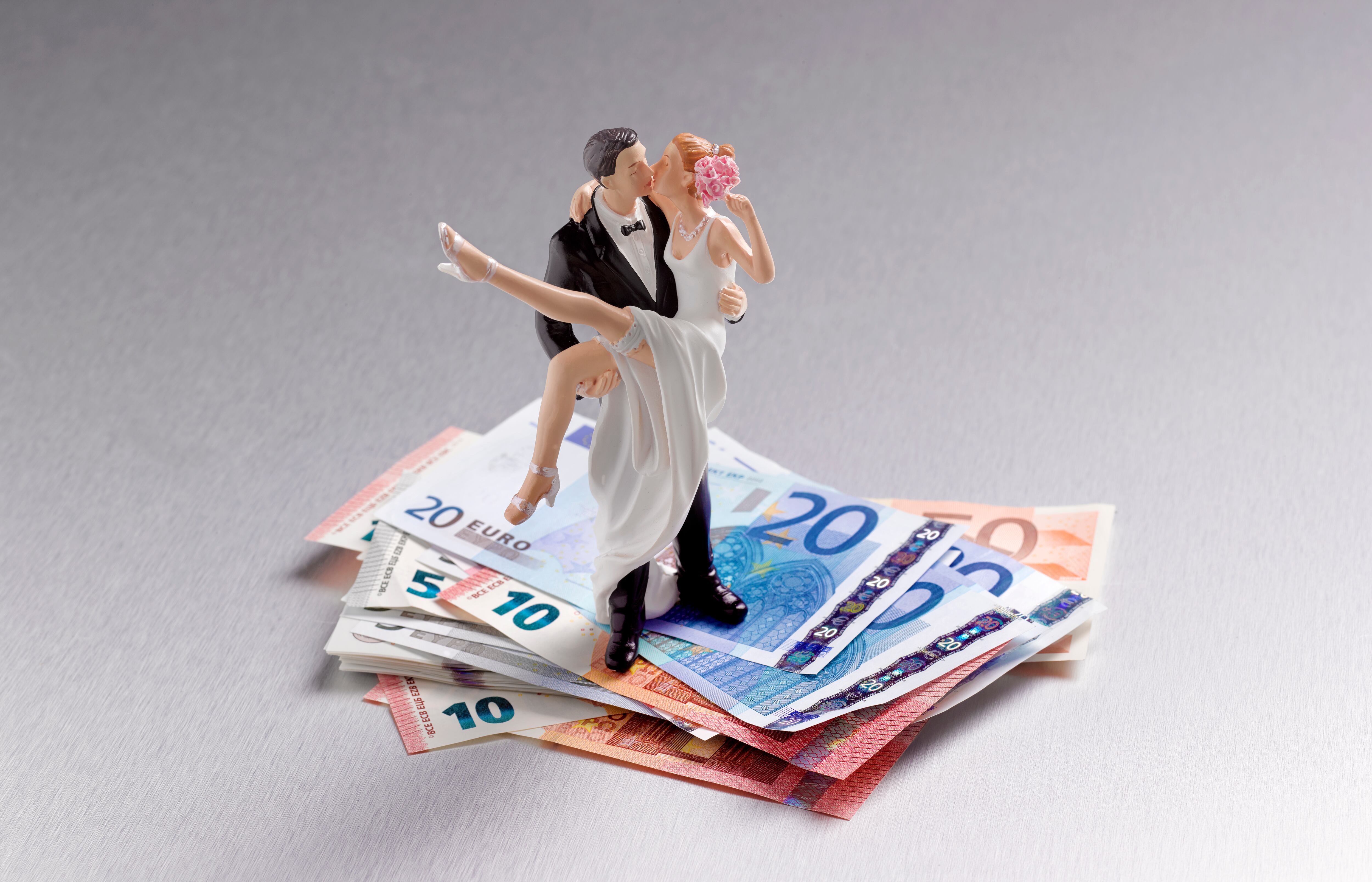 Figuras de novios sobre billetes