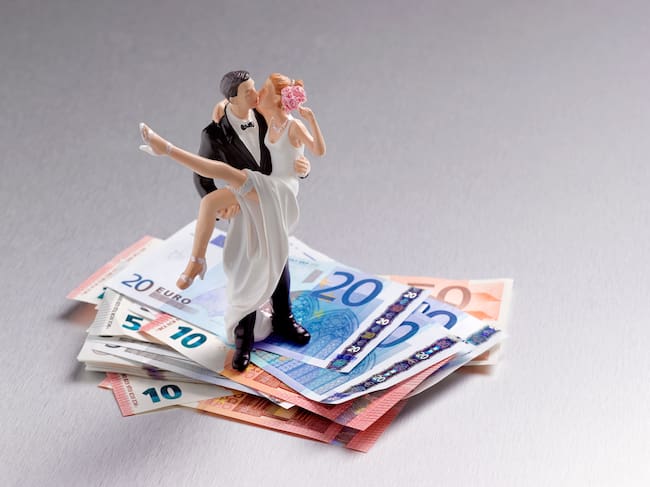Figuras de novios sobre billetes