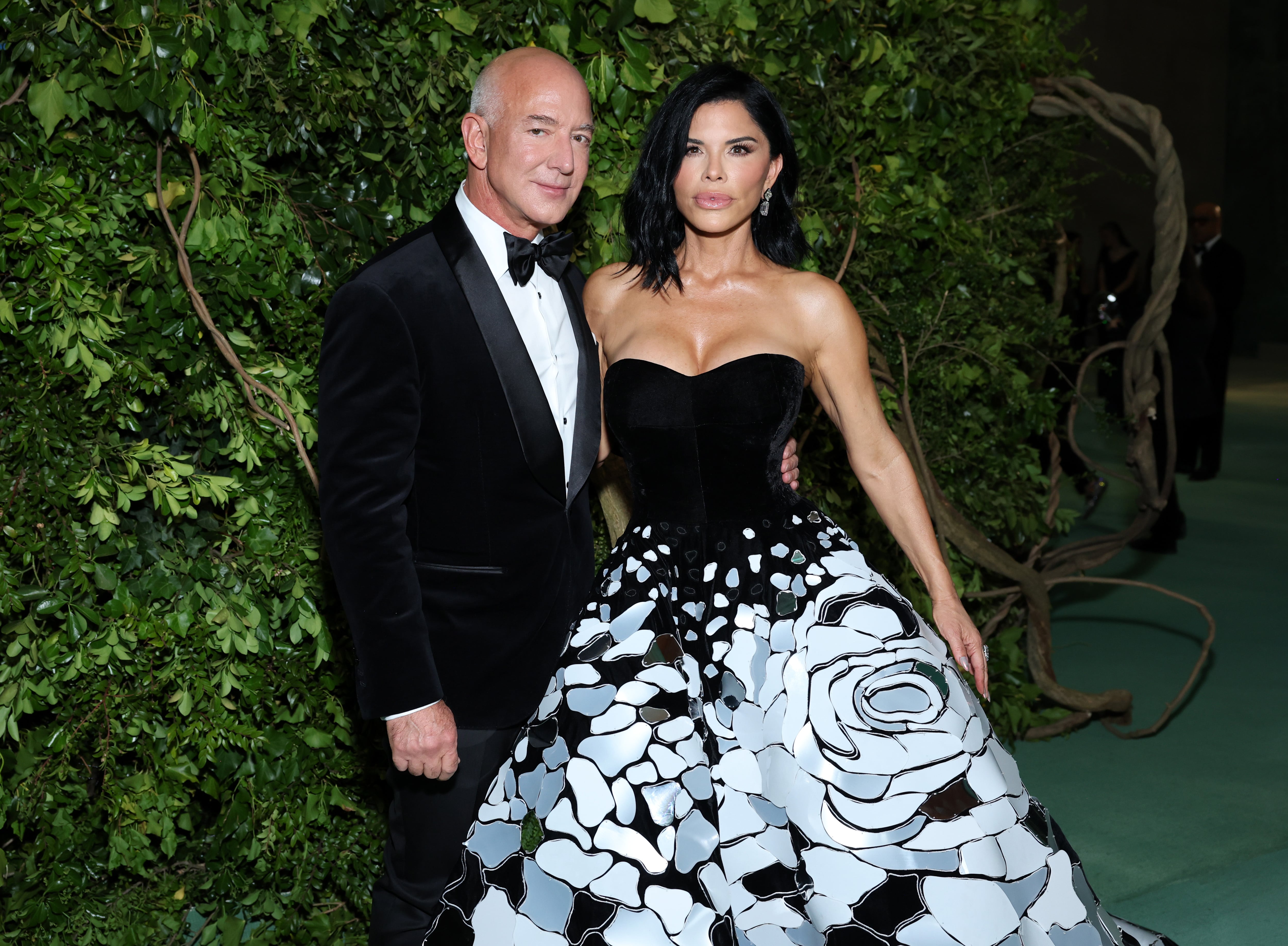 Jeff Bezos y Lauren Sánchez asisten a la Gala del Met 2024, dedicada al tema «Sleeping Beauties: Reawakening Fashion», celebrada en el Museo Metropolitano de Arte el 6 de mayo de 2024 en la ciudad de Nueva York. (Foto de Cindy Ord/MG24/Getty Images para el Museo Met/Vogue)