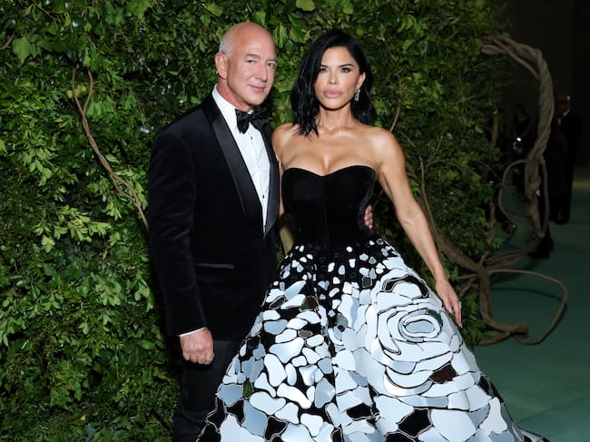 Jeff Bezos y Lauren Sánchez asisten a la Gala del Met 2024, dedicada al tema «Sleeping Beauties: Reawakening Fashion», celebrada en el Museo Metropolitano de Arte el 6 de mayo de 2024 en la ciudad de Nueva York. (Foto de Cindy Ord/MG24/Getty Images para el Museo Met/Vogue)