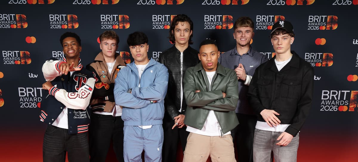 John Fadare, Seán Hayden, Danny Bretherton, Nicolas Alves, Cruz Lee-Ojo, Hendrik Christoffersen y Josh Olliver en la alfombra roja de los Brit Awards, febrero de 2026.