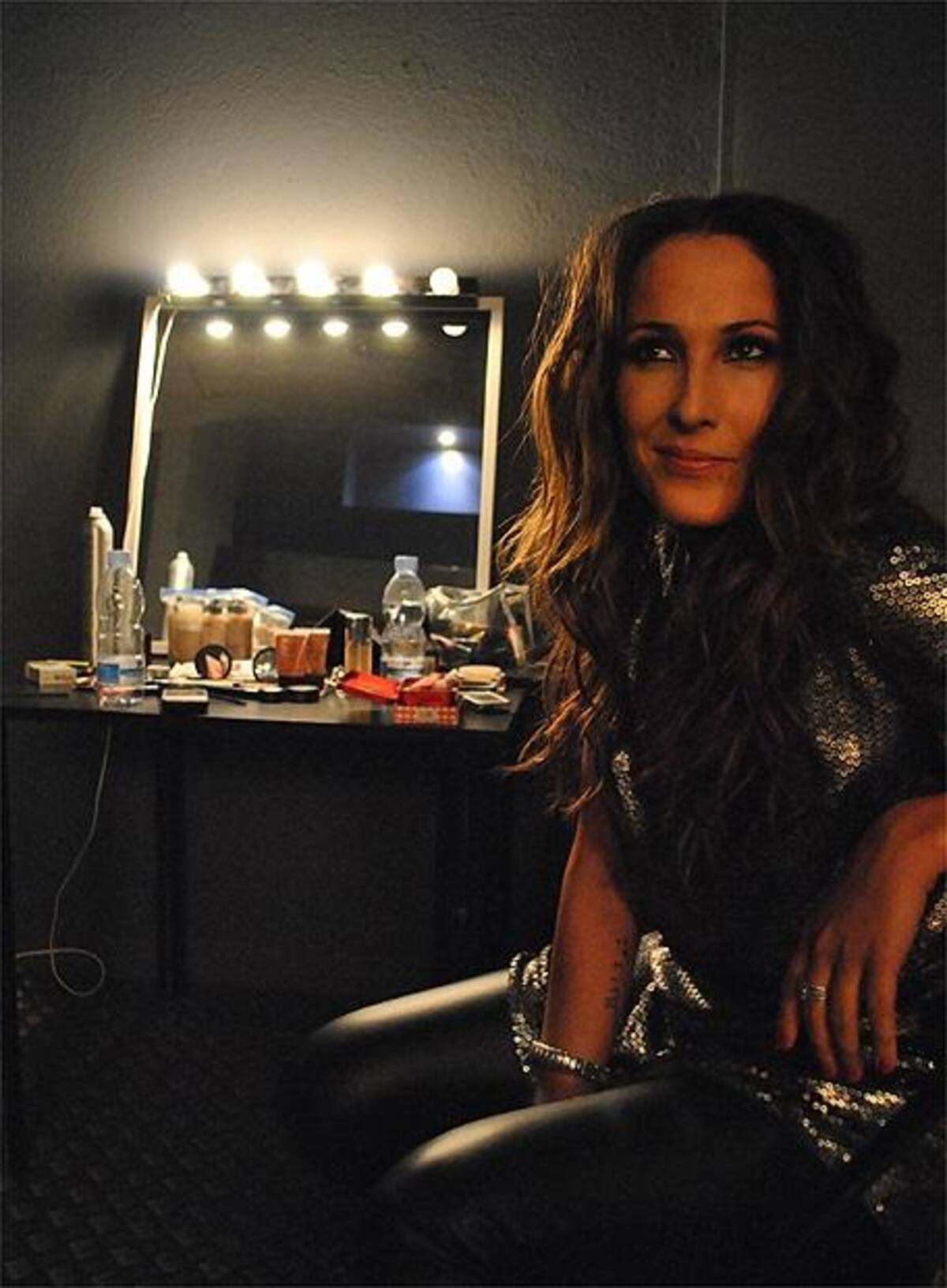 Pillamos a Malú en su camerino en esta foto íntima antes de salir al escenario. Iba Brillante.