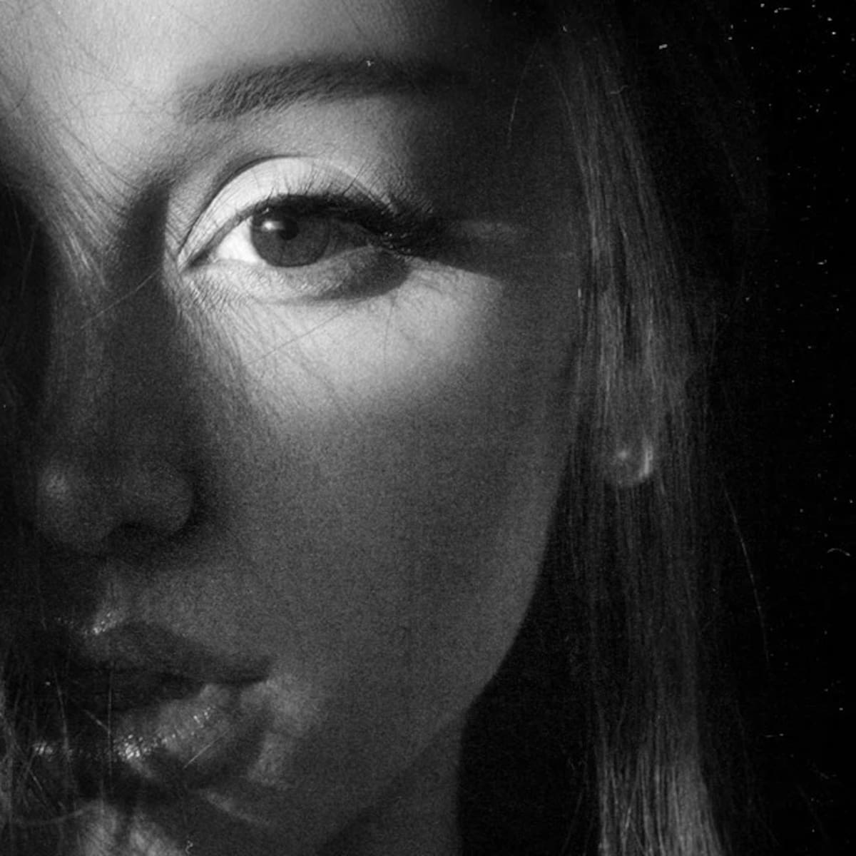 Ariana Grande se mira al espejo en ‘hate that i made you love me’, la canción con la que abre una nueva etapa
