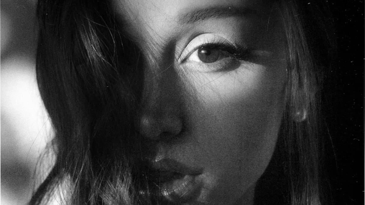 Ariana Grande se mira al espejo en ‘hate that i made you love me’, la canción con la que abre una nueva etapa