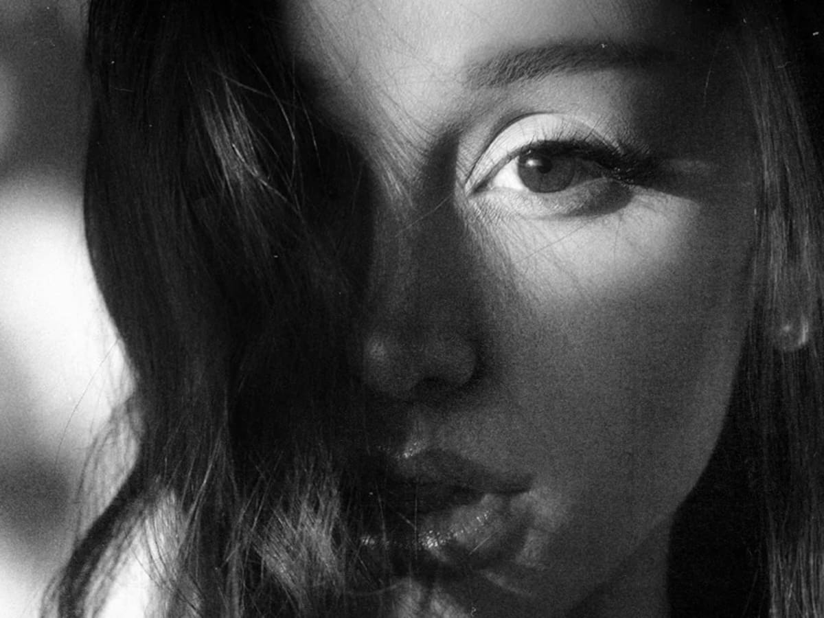 Ariana Grande se mira al espejo en ‘hate that i made you love me’, la canción con la que abre una nueva etapa
