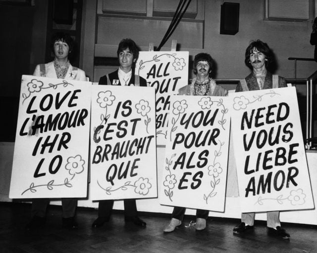 Durante la grabación del programa LOVE en los estudios Abbey Road, los cuatro miembros de los Beatles vistieron con posters reivindicativos en 1967.