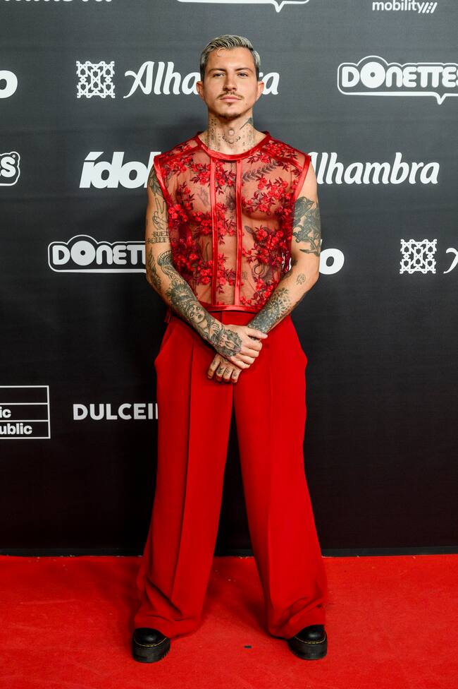 Parece que a Jonan Wiergo le sientan mejor las alfombras que la dura vida de Supervivientes. Sabe darlo todo y en esta ocasión lo hizo convertido en el hombre de rojo con transparencias incluidas.