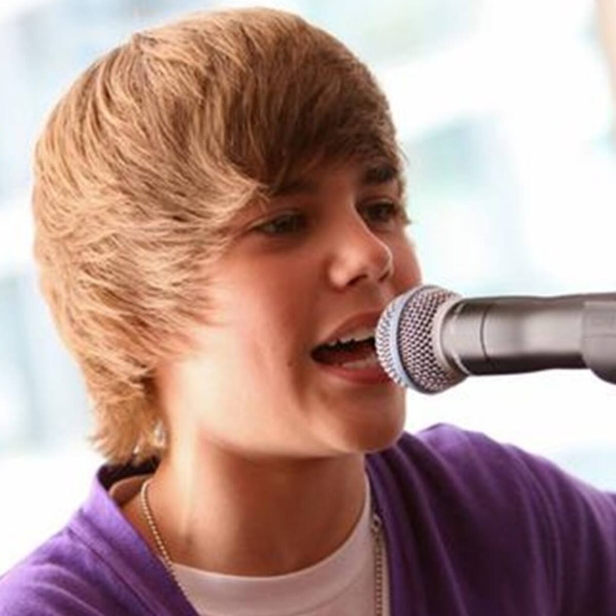 Justin Bieber ayuda a Chris Brown
