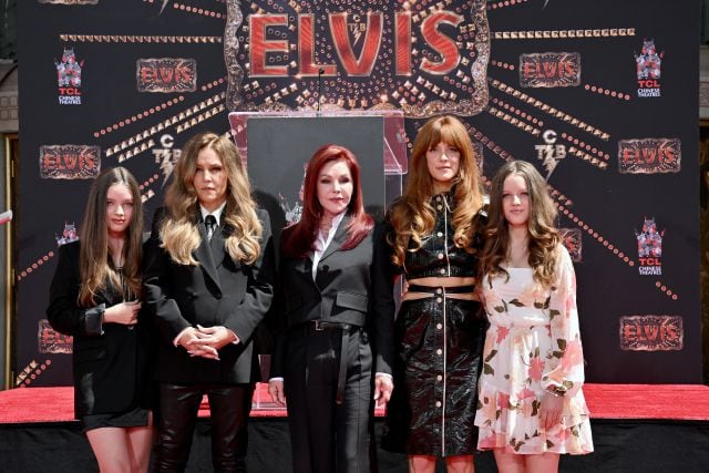 Lisa Marie Presley con su madre y sus hijas en un homenaje a las tres generaciones Presley en junio de 2022.