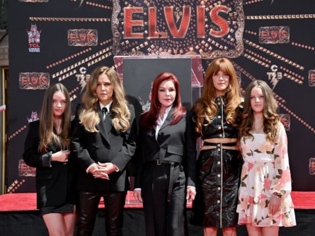 Lisa Marie Presley con su madre y sus hijas en un homenaje a las tres generaciones Presley en junio de 2022.