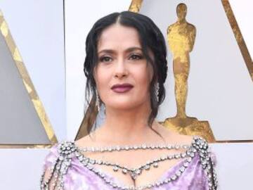 Salma Hayek se convierte en meme por outfit en los Oscars