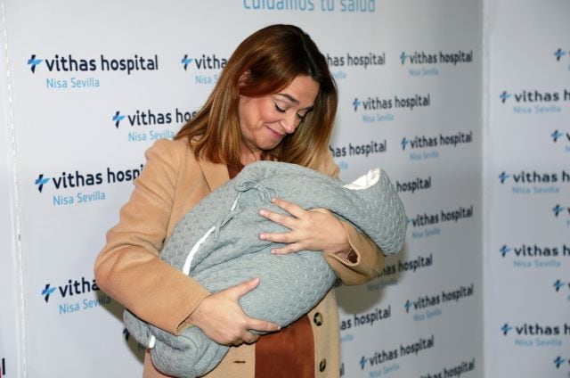 Toñi Moreno saliendo del hospital tras dar a luz.