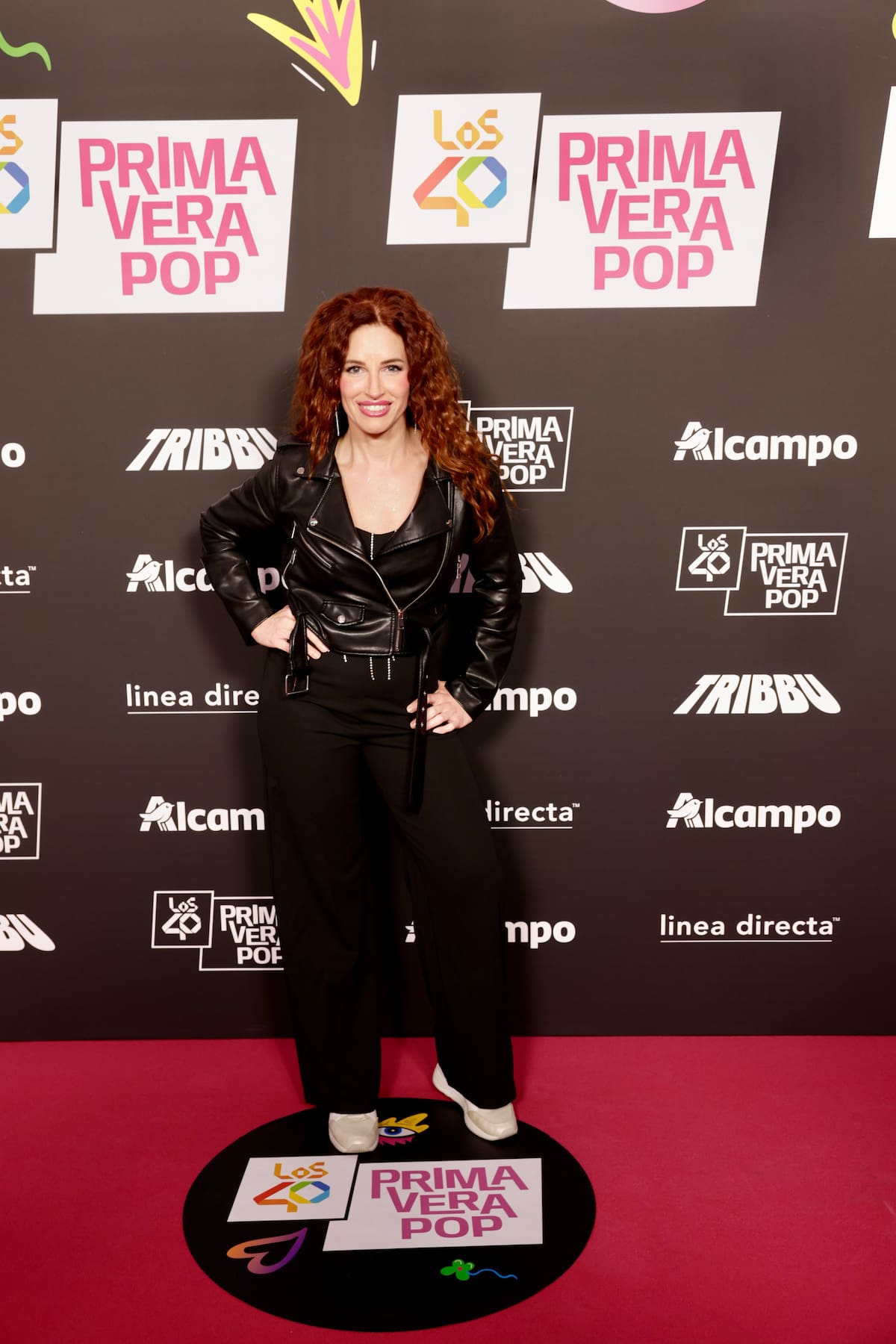 Nuestra sirenita de LOS40 Classic, Andrea Sánchez, viste un look entero en negro. Muy classic nos recuerda a Olivia Newton John.