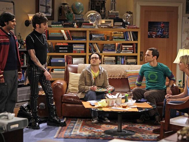 Raj (Kunal Nayyar), Howard (Simon Helberg), Leonard (Johnny Galecki), Sheldon (Jim Parsons) y Penny (Kaley Cuoco en &#039;The Big Bang Theory&#039;.