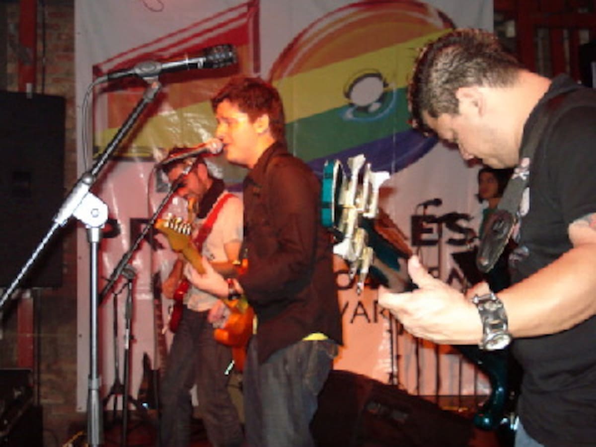 Bajita, cantante y guitarrista...