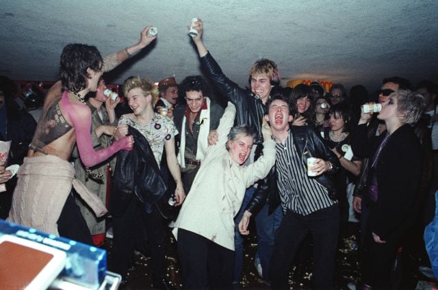 Imagen del backstage de los Sex Pistols en el Winterland Ballroom en 1978 en San Francisco, California.