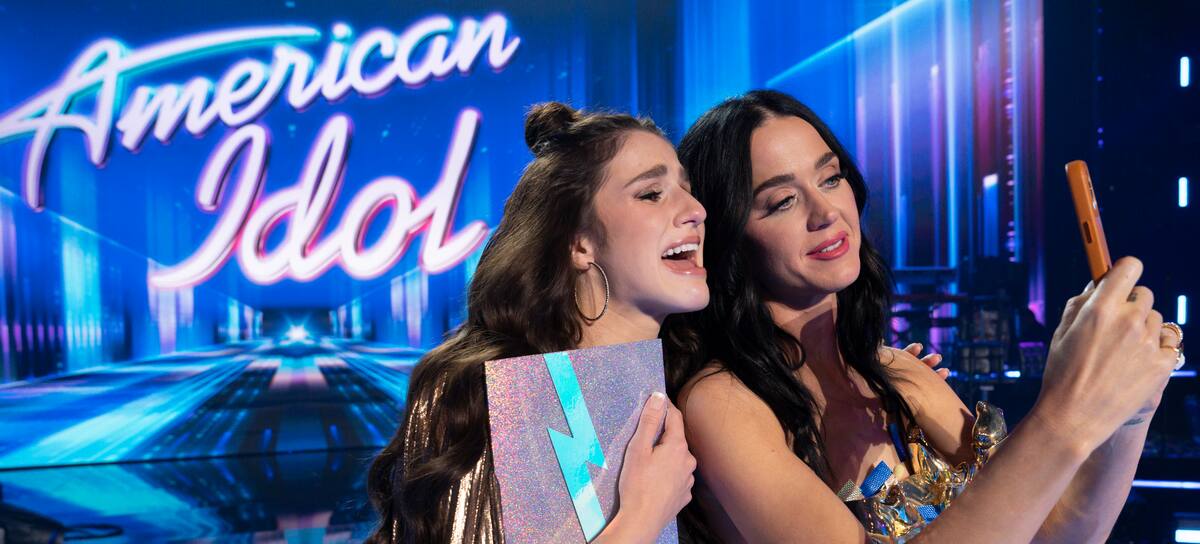 Katy Perry con Abi Carter en la final de American Idol