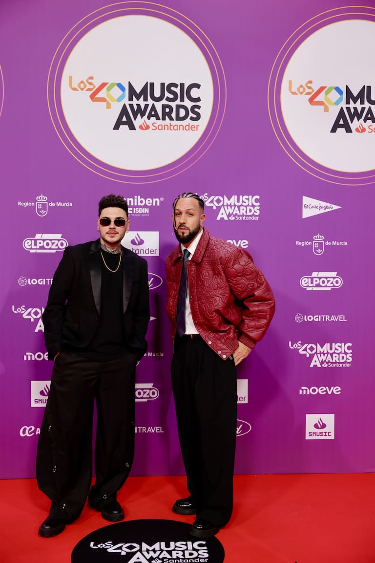 Lérica, el dúo gaditano, ha ido a juego con un estilo muy urbano en LOS40 Music Awards Santander 2025.