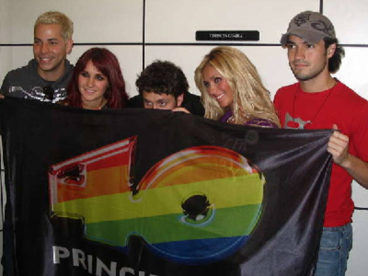 Los chicos con bandera de 40 principales, la radio de los éxitos