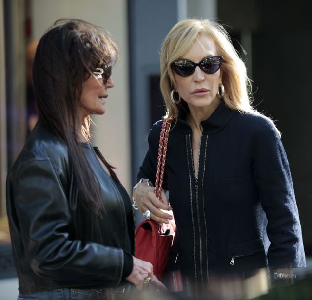 Lita Trujillo y Carmen Lomana juntas hablando en plena calle.