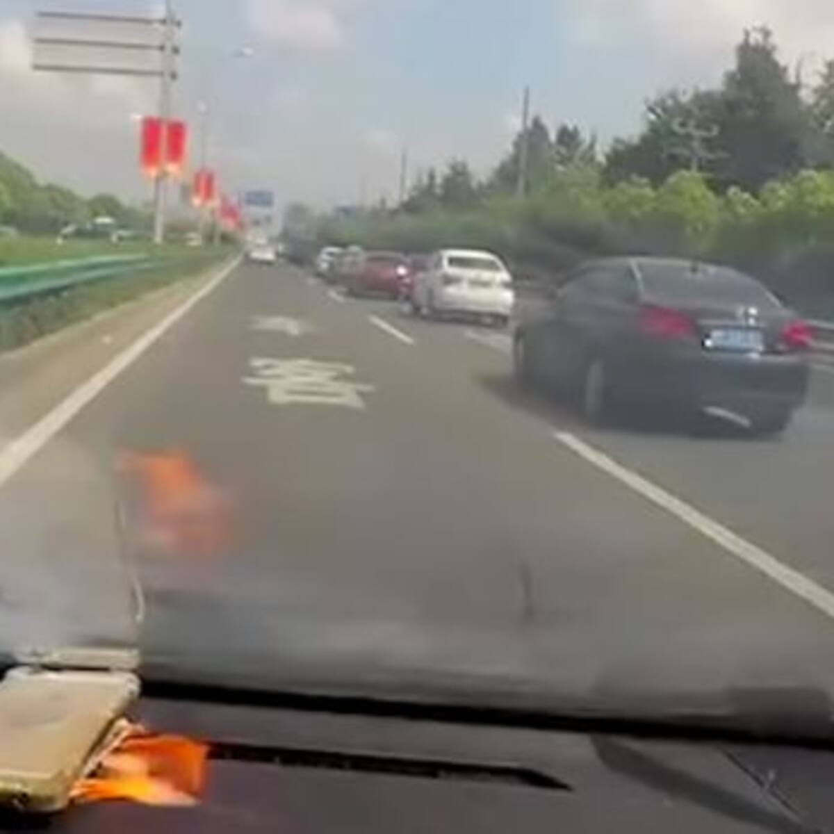 ¡Cuidado! Un iPhone explotó dos veces en un auto