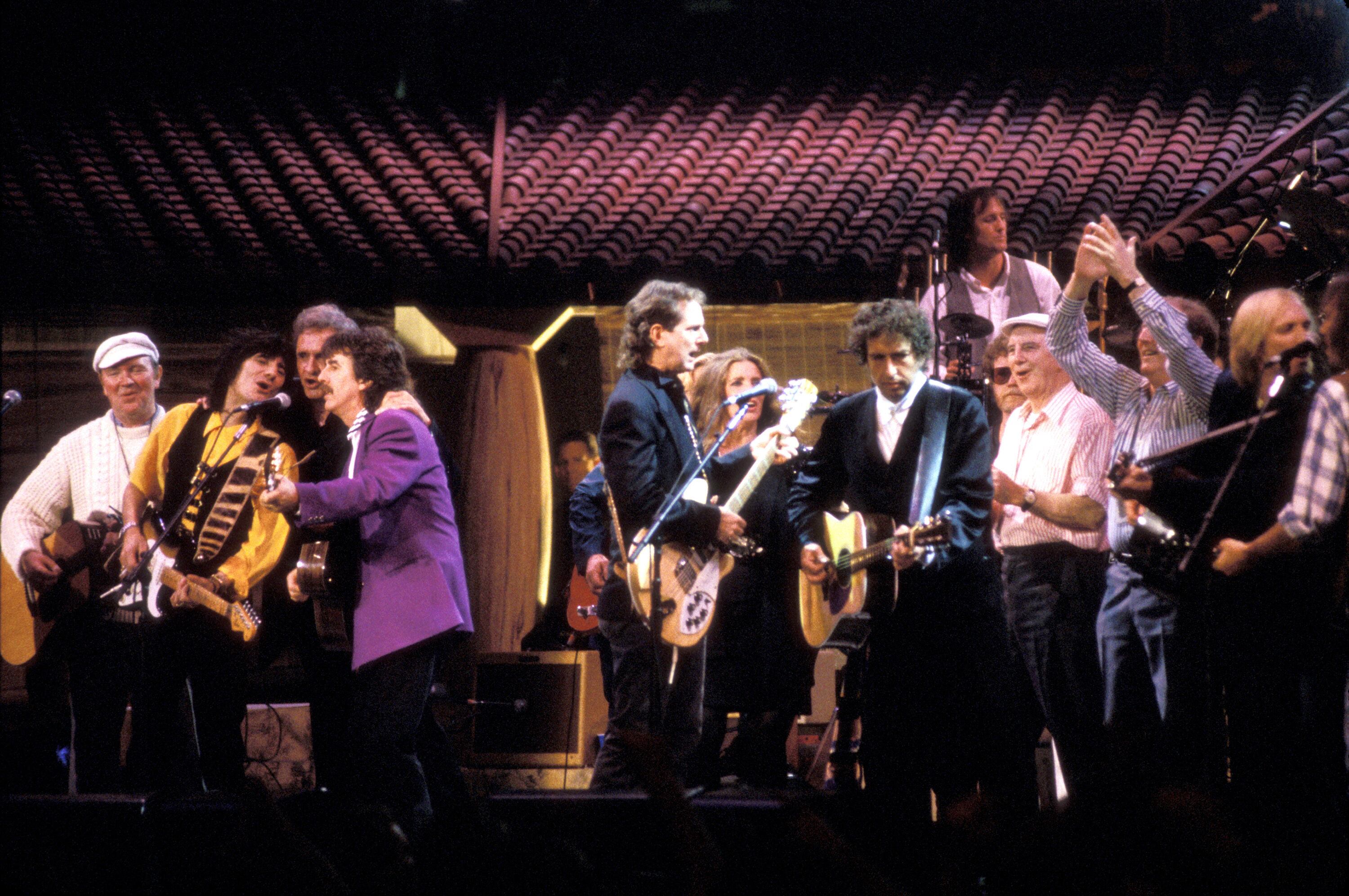 Robbie O'Connell, Ron Wood, Johnny Cash, George Harrison, Roger McGuinn, Bob Dylan y Tom Petty en el concierto tributo por los 30 años de carrera de Bob Dylan