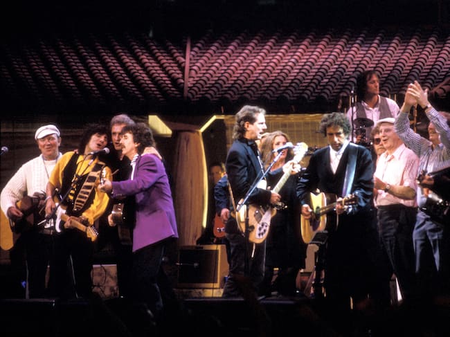 Robbie O'Connell, Ron Wood, Johnny Cash, George Harrison, Roger McGuinn, Bob Dylan y Tom Petty en el concierto tributo por los 30 años de carrera de Bob Dylan