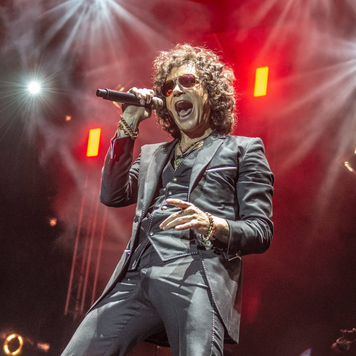 Enrique Bunbury cumple 59 años: del origen de su nombre a la historia del joven que empezó tocando el bajo y acabó liderando Héroes del Silencio