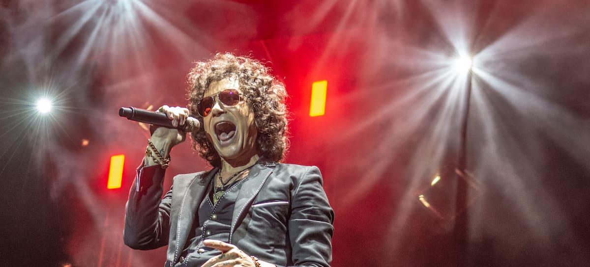 BARCELONA, ESPAÑA - 12 de julio: Enrique Bunbury actúa en el escenario del Festival de Cruilla 2018, celebrado en el Forum de Barcelona, España. (Foto de Robert Marquardt/Redferns)