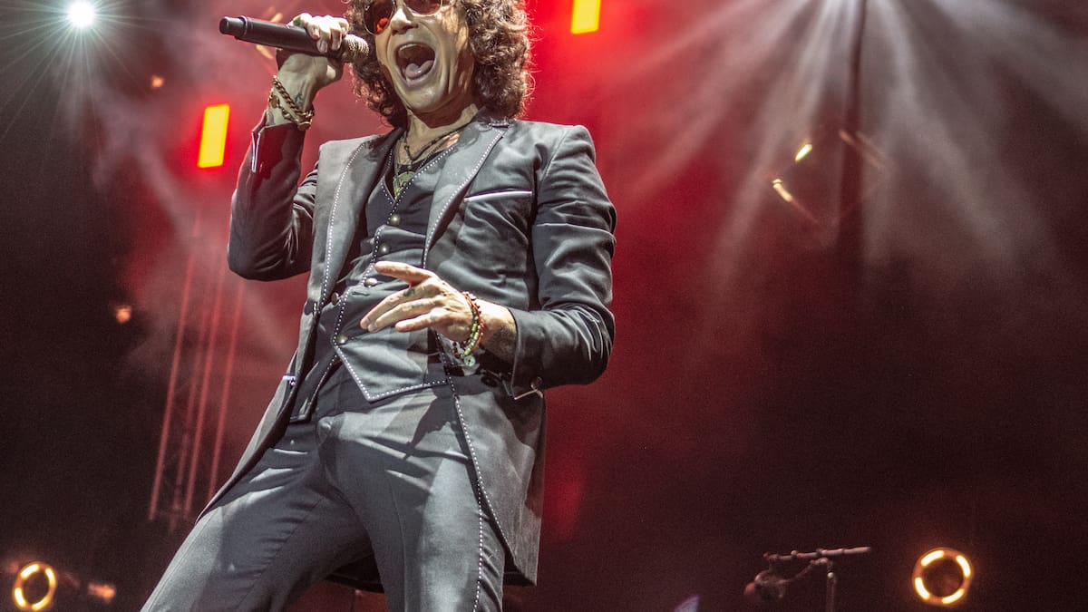 Enrique Bunbury cumple 59 años: del origen de su nombre a la historia del joven que empezó tocando el bajo y acabó liderando Héroes del Silencio