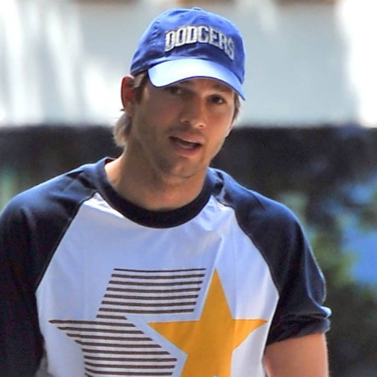Ashton Kutcher lanza su campaña pro cambiadores de bebés en aseos masculinos