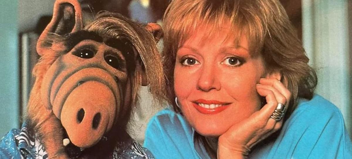 Anne Schedeen junto a Alf