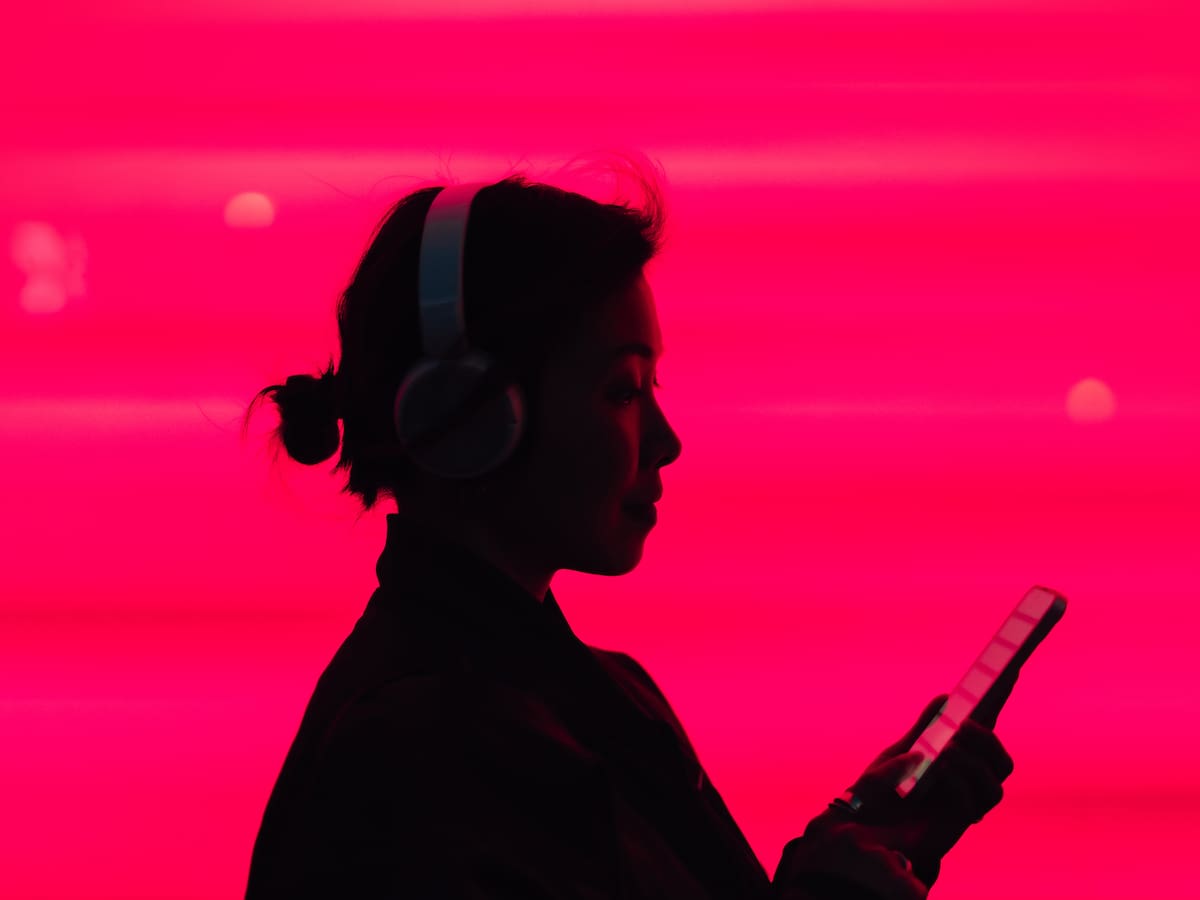 Escuchar música podría proteger tu cerebro: así reduce hasta un 39 % el riesgo de demencia